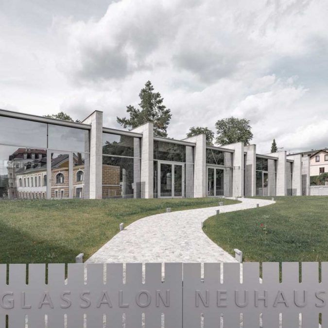 Lux Bau Referenz Glassalon Neuhaus